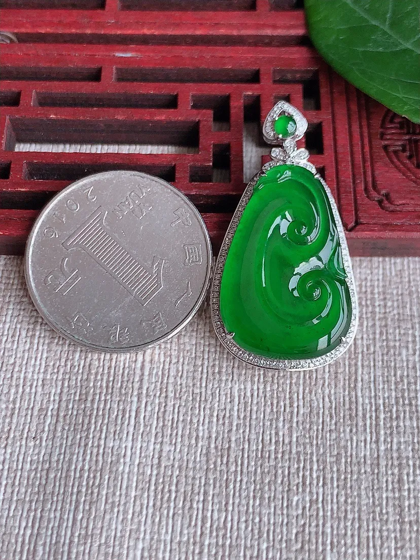 天然A货翡翠18K金伴满绿如意吊坠尺寸36.3×19×6.4裸石25×16.6m量5.23g 0508