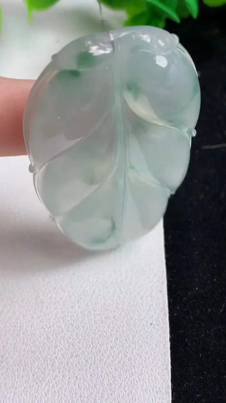 天然A货翡翠飘花金枝玉叶 叶子吊坠，尺寸54.4-33-5.8，重量:21.05g
5月9日
