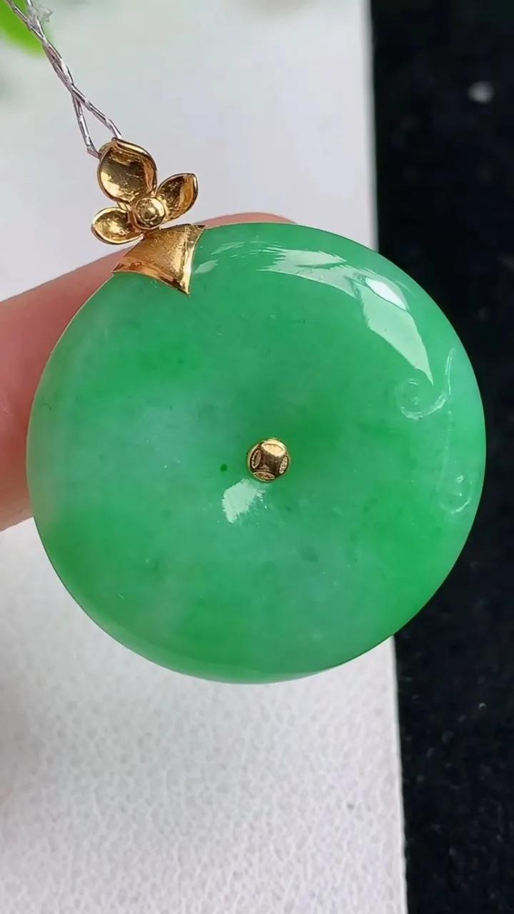 天然A货翡翠平安扣吊坠，尺寸28.3-5.7，重量:10.57g
5月9日