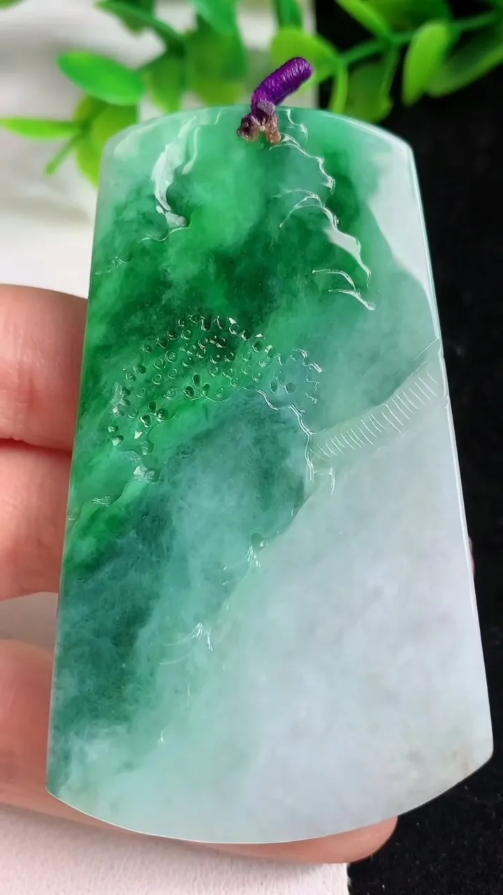 天然A货翡翠山水牌吊坠，尺寸70-41.6-7，重量:47.65g
5月9日