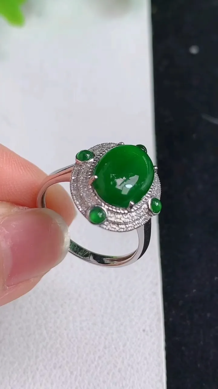 天然A货翡翠蛋面戒指，尺寸17.3-11.3-7.2，重量:3.00g2025年5月9日
工厂直销收