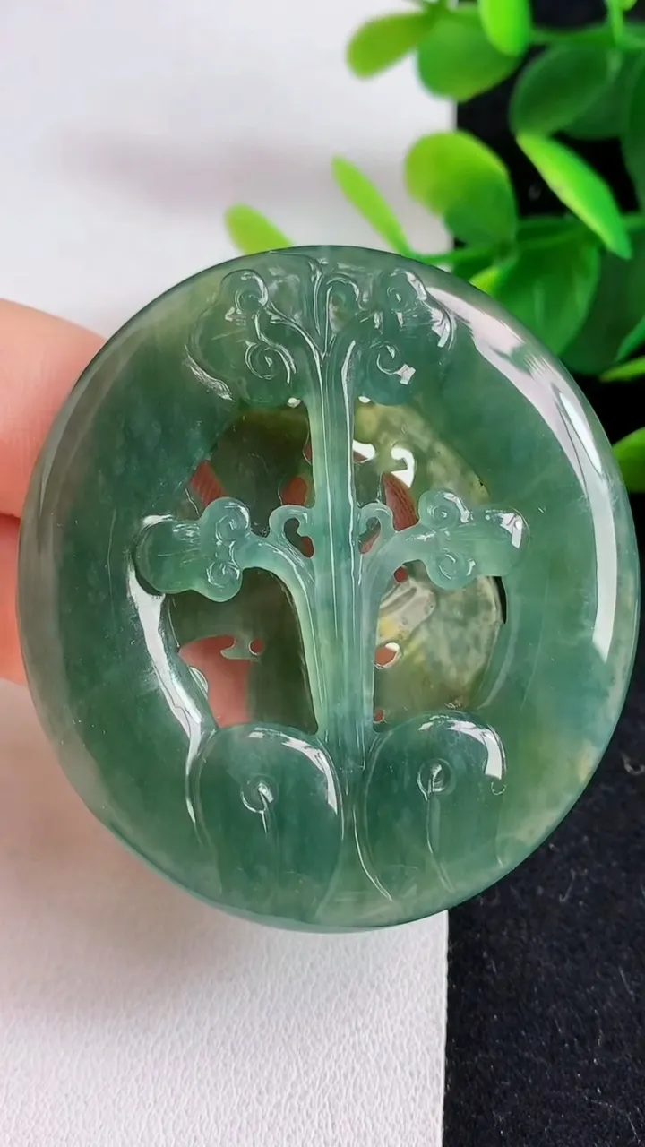 天然A货翡翠蓝水双彩鸟语花香吊坠，尺寸54-49-7，重:29.35g
5月9日