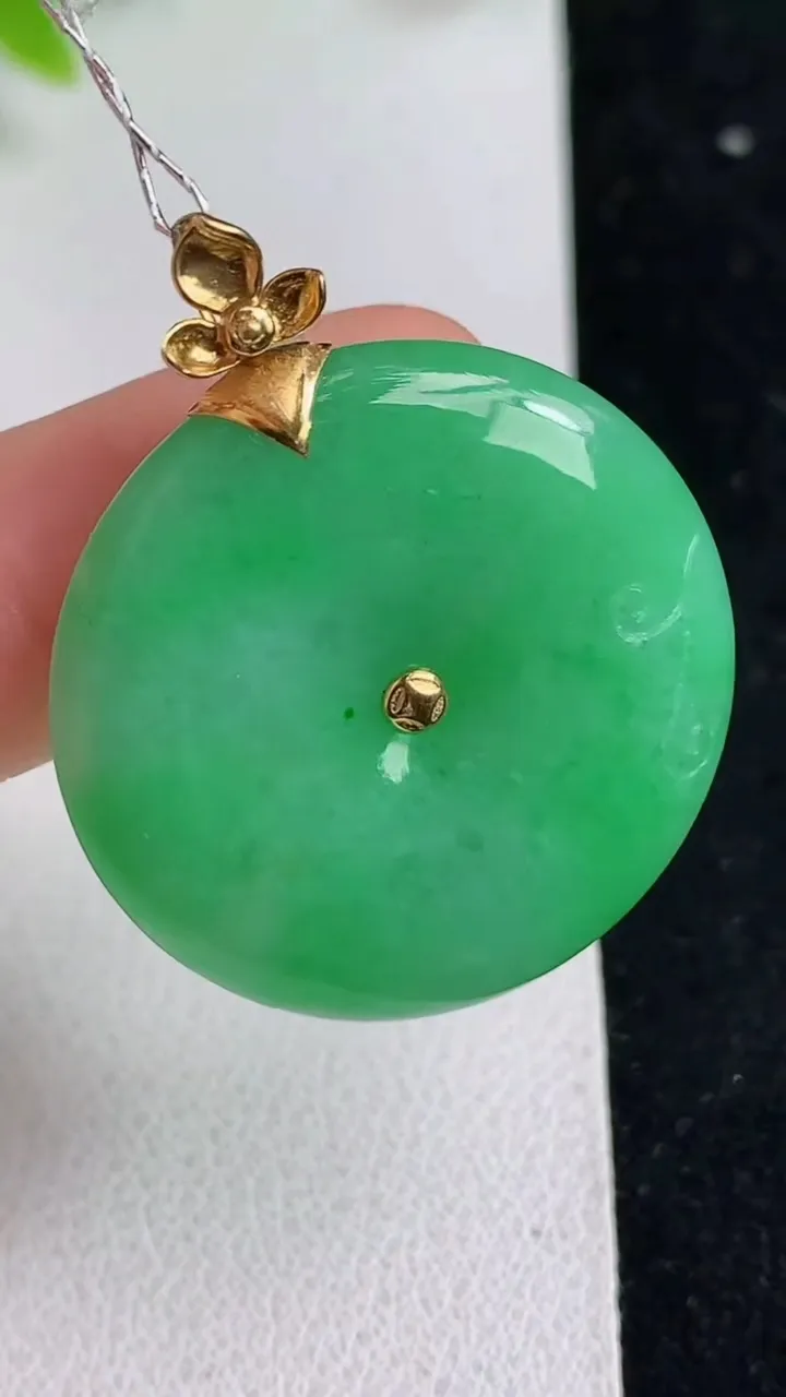 天然A货翡翠平安扣吊坠，尺寸28.3-5.7，重量:10.57g
5月9日