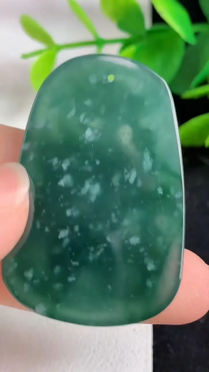 天然A货翡翠蓝水龙牌吊坠，尺寸44.8-29.2-6，重:14.69g
5月9日