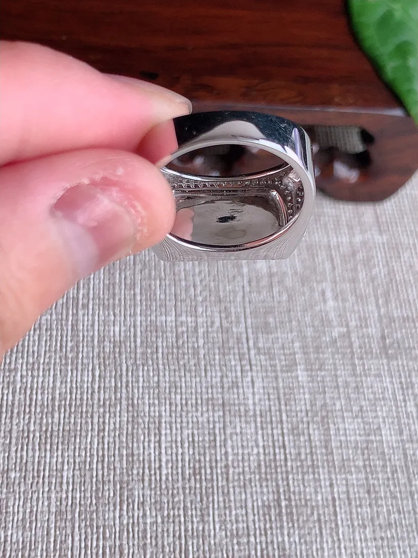 天然A货翡翠18K金伴钻镶嵌满绿马鞍戒指 圈口18裸石尺寸18×8.5mm 重量4.75g 0508