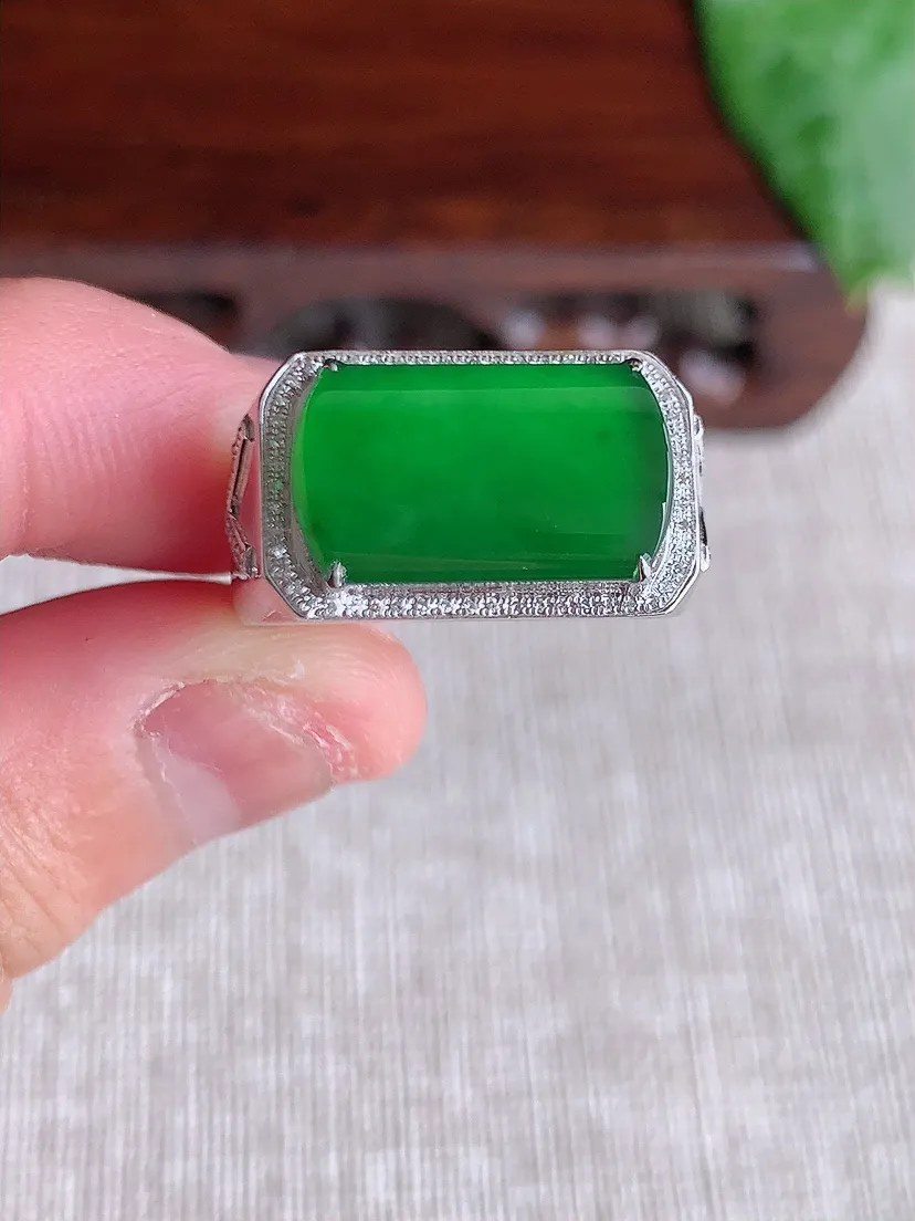 天然A货翡翠18K金伴钻镶嵌满绿马鞍戒指 圈口18裸石尺寸18×8.5mm 重量4.75g 0508