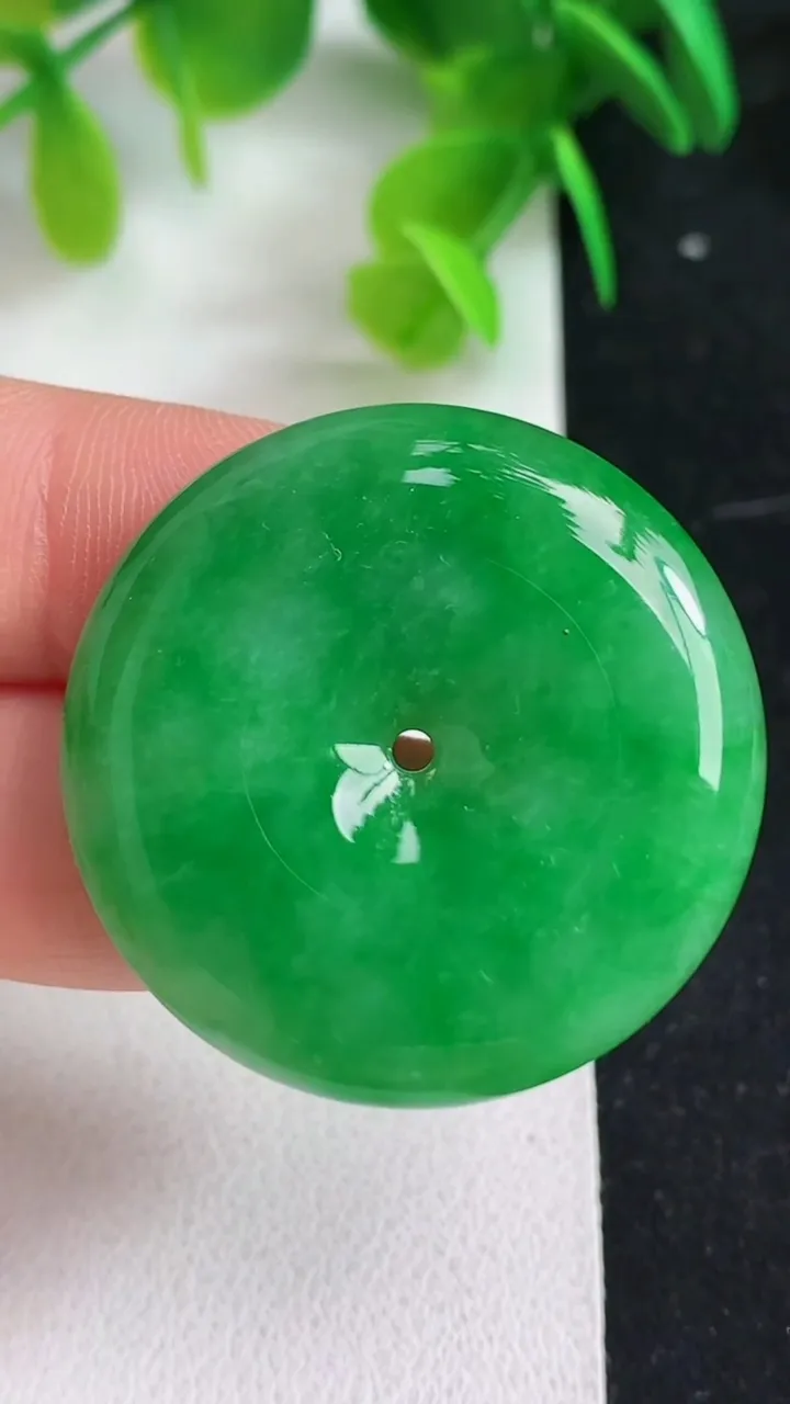天然A货翡翠平安扣吊坠，尺寸32-5.7，重量:12.57g
5月9日