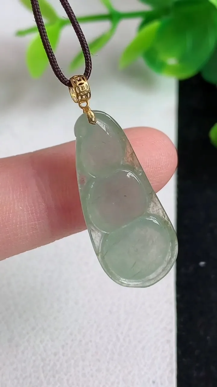 天然A货翡翠福豆吊坠，尺寸30.8-11.5-4.6，重:2.27g
5月9日
