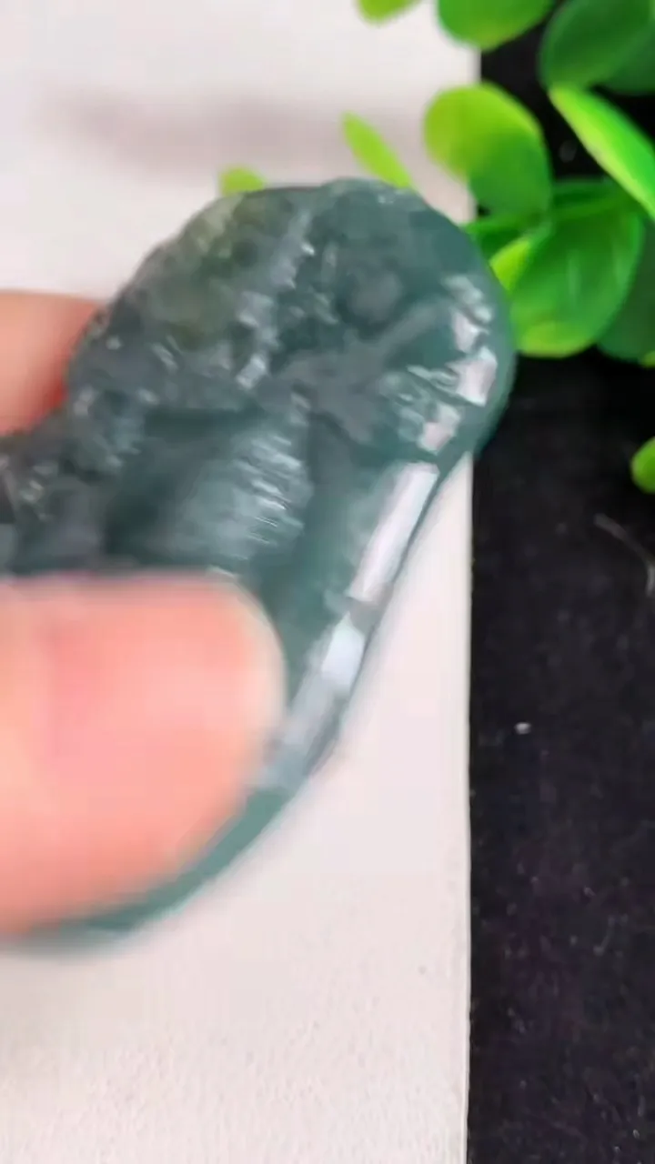 天然A货翡翠蓝水双彩祥龙观音菩萨吊坠，尺寸64-39-8，重:40.10g
5月9日