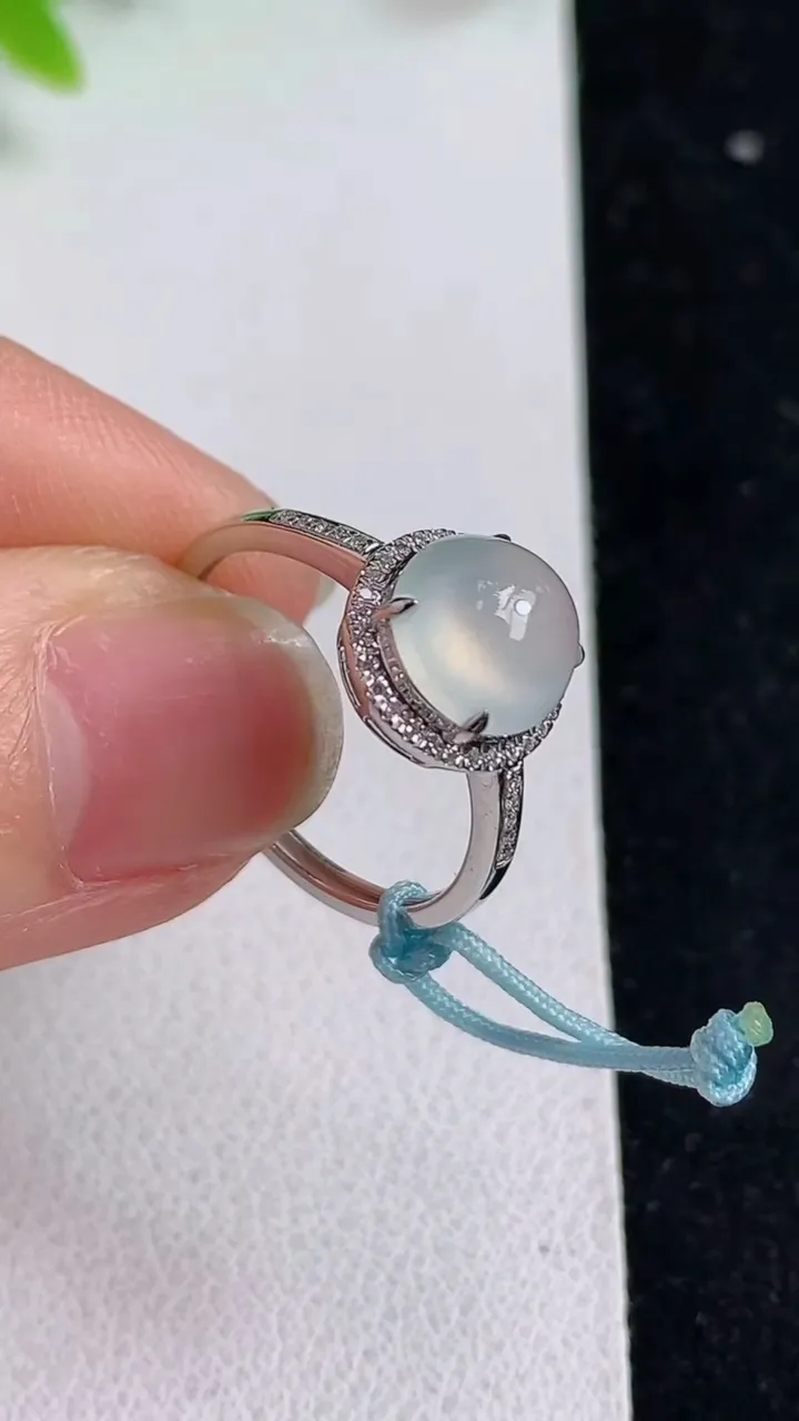 天然A货翡翠白冰蛋面戒指，尺寸17-8，重量:1.81g2025年5月9日
工厂直销收藏佳品,种好水