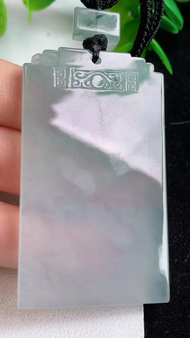 天然A货翡翠飘花仿古无事牌吊坠，尺寸60.7-35-5，重量:38.95g
5月9日