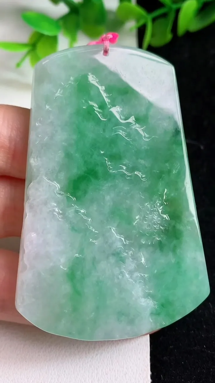 天然A货翡翠山水牌吊坠，尺寸66-43-7，重量:41.91g
5月9日