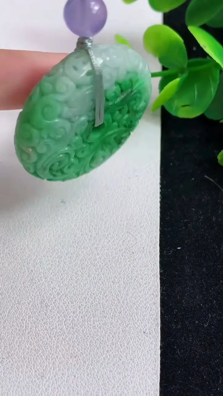 天然A货翡翠雕花平安扣吊坠，尺寸36.8-9.7，重:25.71g
5月9日