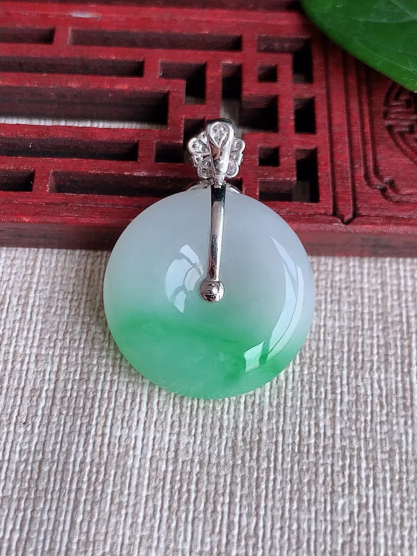 天然A货翡翠18K金伴飘绿平安扣吊坠尺寸30×22.4×6.5m量7.75g 0508