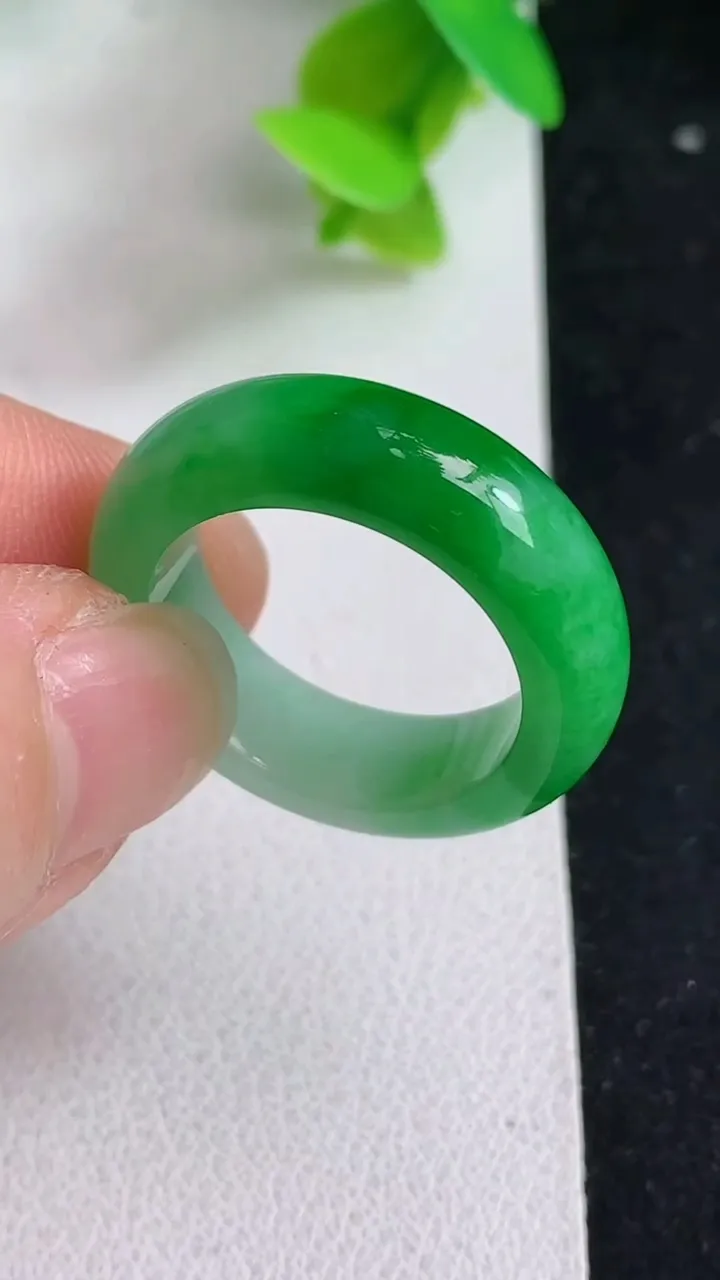 天然A货翡翠指环戒指，尺寸18-6.6-3.6，重量:5.24g2025年5月9日
工厂直销收藏佳品