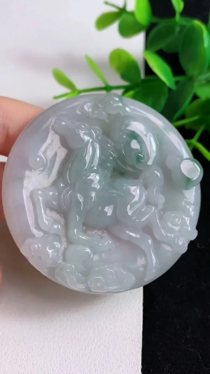 天然A货翡翠飘花生肖马牌吊坠，尺寸56.2-8.2，重:48.43g
5月9日