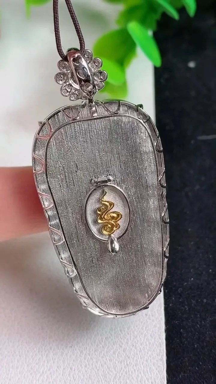 天然A货翡翠金枝玉叶 叶子吊坠，尺寸42.2-24.3-8，重量:11.38g
5月9日