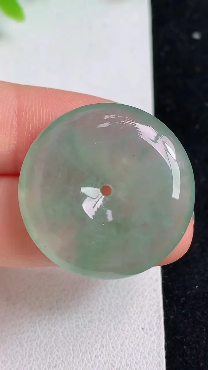 天然A货翡翠平安扣吊坠，尺寸27-6，重量:9.37g
5月9日