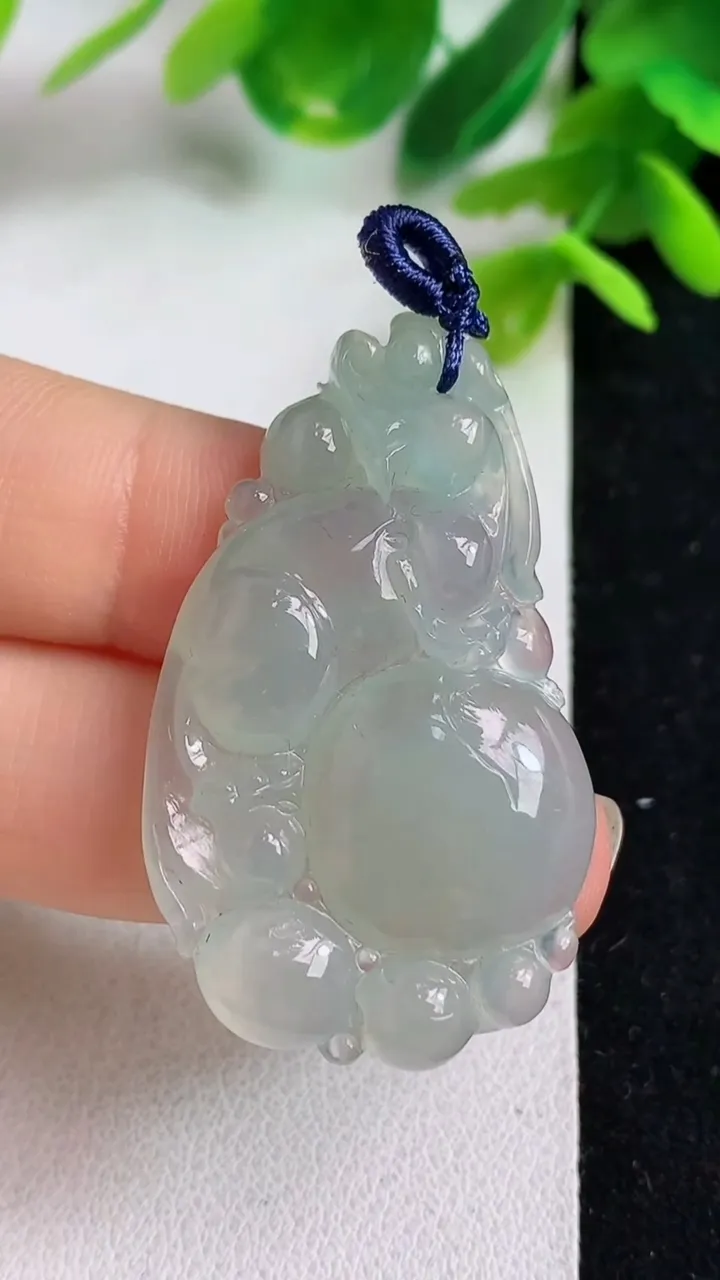 天然A货翡翠白冰龙牌吊坠，尺寸40-25-6，重量:9.65g
5月10日