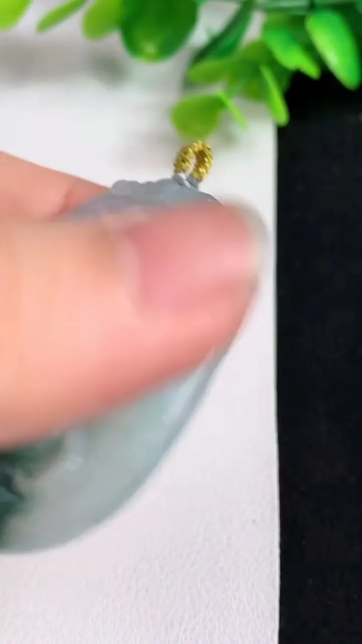 天然A货翡翠飘花生肖狗吊坠，尺寸49.4-41.8-5.7，重量:23.68g
5月10日