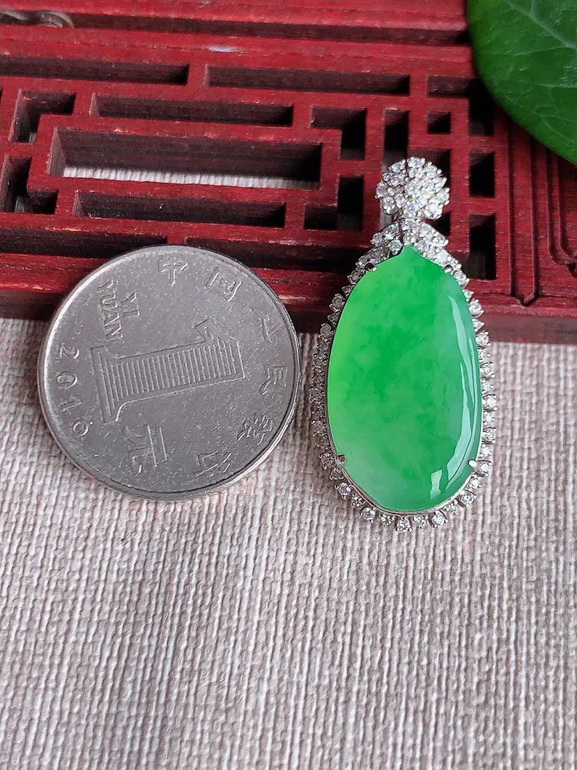 天然A货翡翠18K金伴甜绿福瓜吊坠尺寸34.7×17×7.8裸石24×13.5m量5.47g 0508R