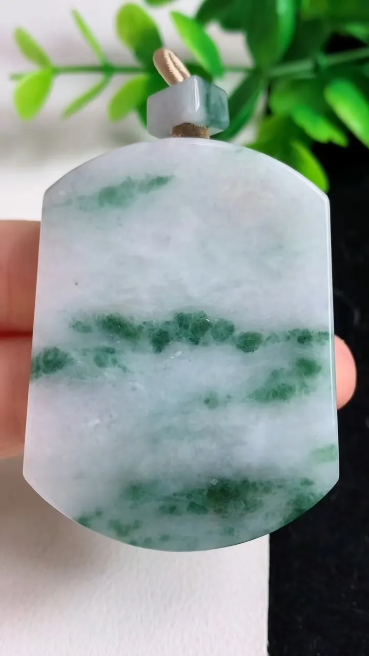 天然A货翡翠飘花无事牌吊坠，尺寸51.8-40-8，重量:50.84g
5月10日