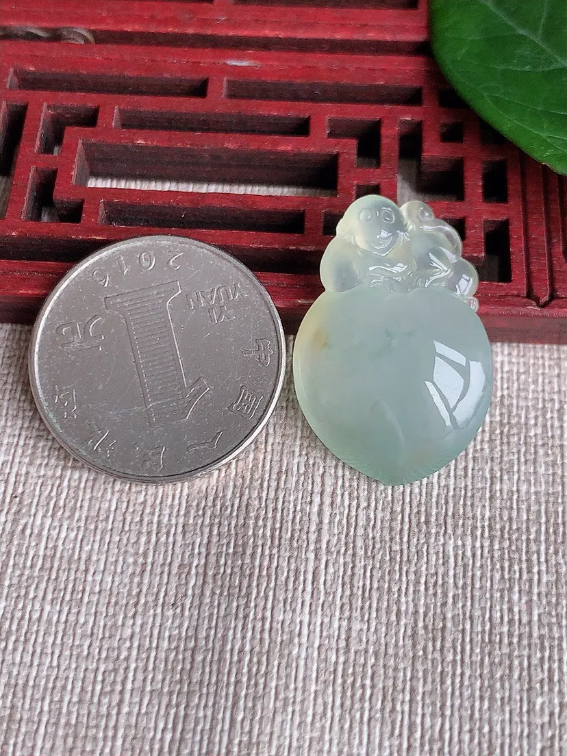 天然A货翡翠冰黄寿桃灵猴献件尺寸28×19×8m量6.33g 0509