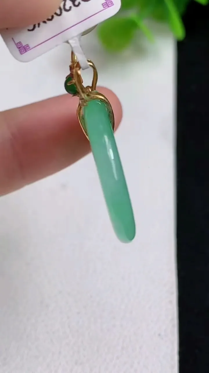 天然A货翡翠平安环吊坠，尺寸24-3.4，重量:4.20g
5月10日