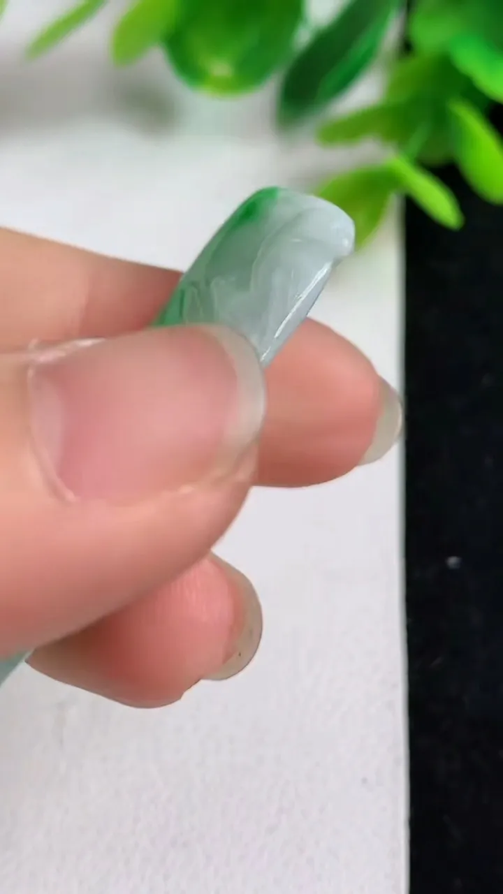 天然A货翡翠节节高升 竹节吊坠，尺寸45.2-15.7-5.3，重量:8.21g
5月10日