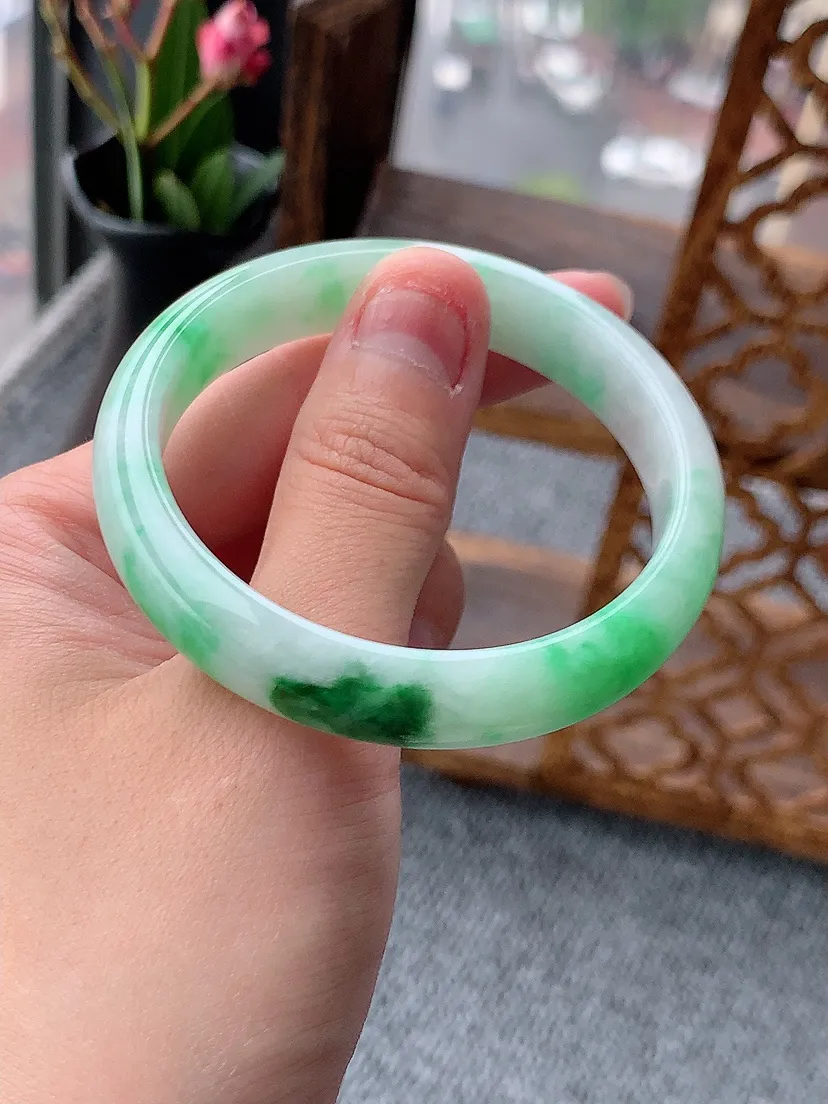 天然A货翡翠飘绿正装正圈手镯51-52小圈口 尺寸51.8×11×6.5m量36.82g 0509