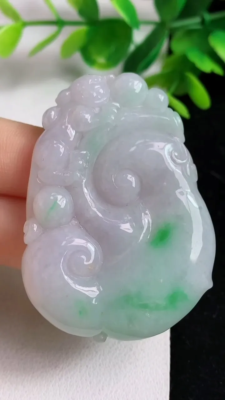 天然A货翡翠如意吊坠，尺寸55.4-40.4-5.7，重量:34.02g
5月10日