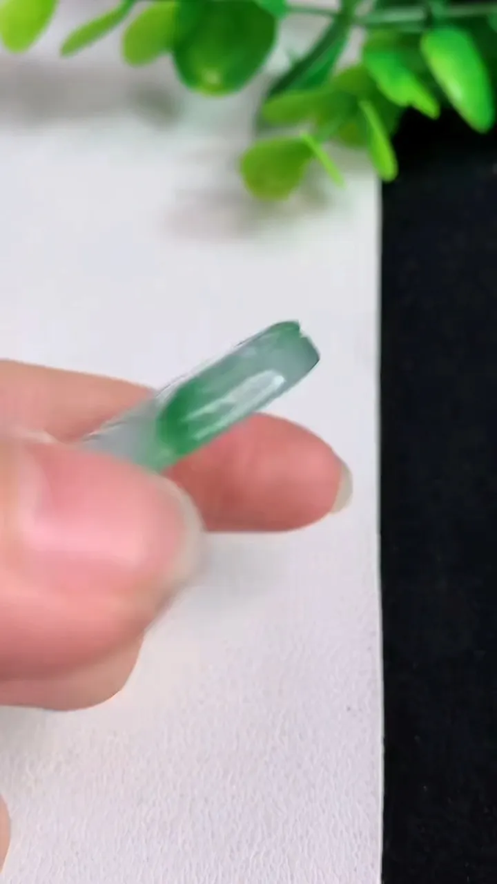 天然A货翡翠山水牌吊坠，尺寸53.2-45.7-4.4，重量:23.80g
5月10日