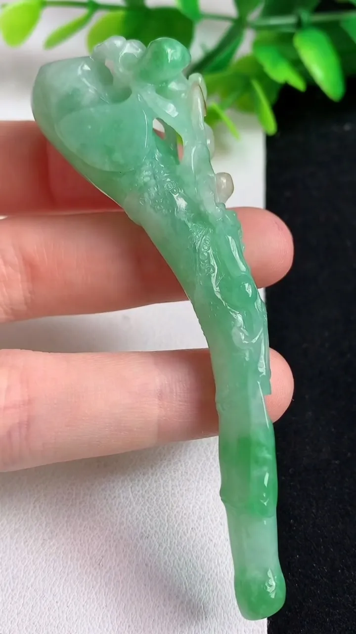 天然A货翡翠双彩烟嘴玉坠，尺寸85-21.4-12，重量:22.07g
5月10日