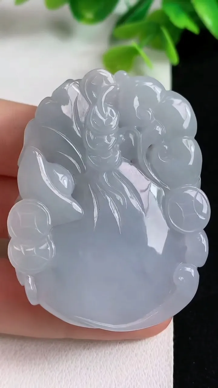 天然A货翡翠飘金花五鼠运财吊坠，尺寸52.8-41.8-12.2，重量:52.36g
5月10日