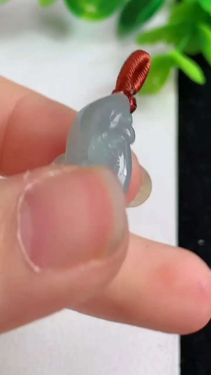 天然A货翡翠白冰灵猴献瑞 寿桃吊坠，尺寸30-20-6，重量:5.40g
5月10日