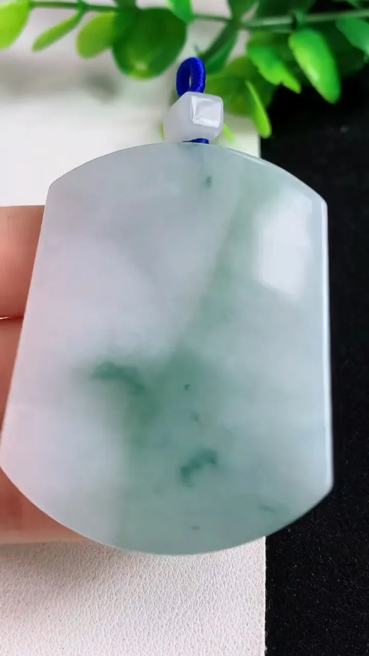 天然A货翡翠飘花无事牌吊坠，尺寸55.5-41.7-6.3，重量:44.80g
5月10日