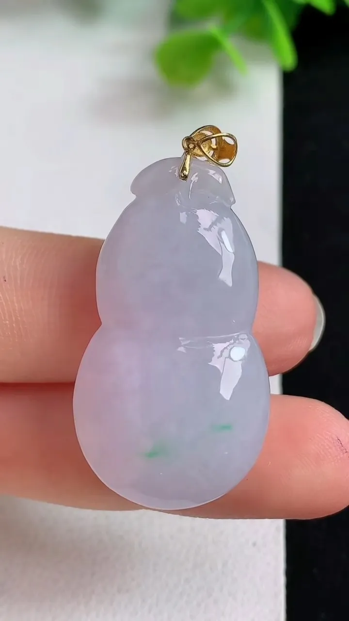 天然A货翡翠葫芦吊坠，尺寸33.7-19-11.7，重量:12.13g
5月10日