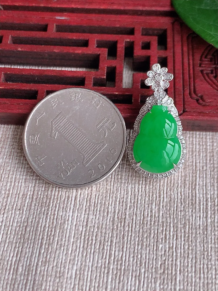 天然A货翡翠18K金伴阳绿葫芦吊坠尺寸27×13.4×9裸石15.4×11m量5.03g 0508