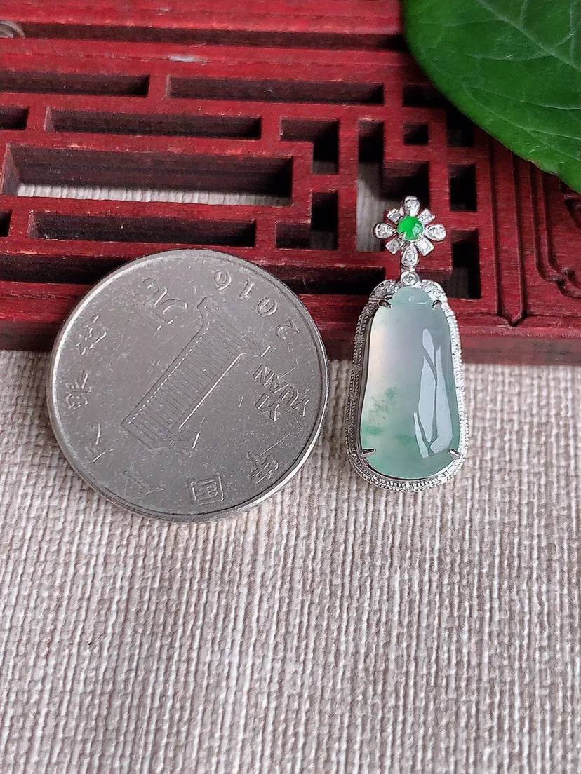 天然A货翡翠18K金伴飘花福瓜吊坠尺寸26.2×10.7×7.6裸石16.4×8.3m量2.45g 0509