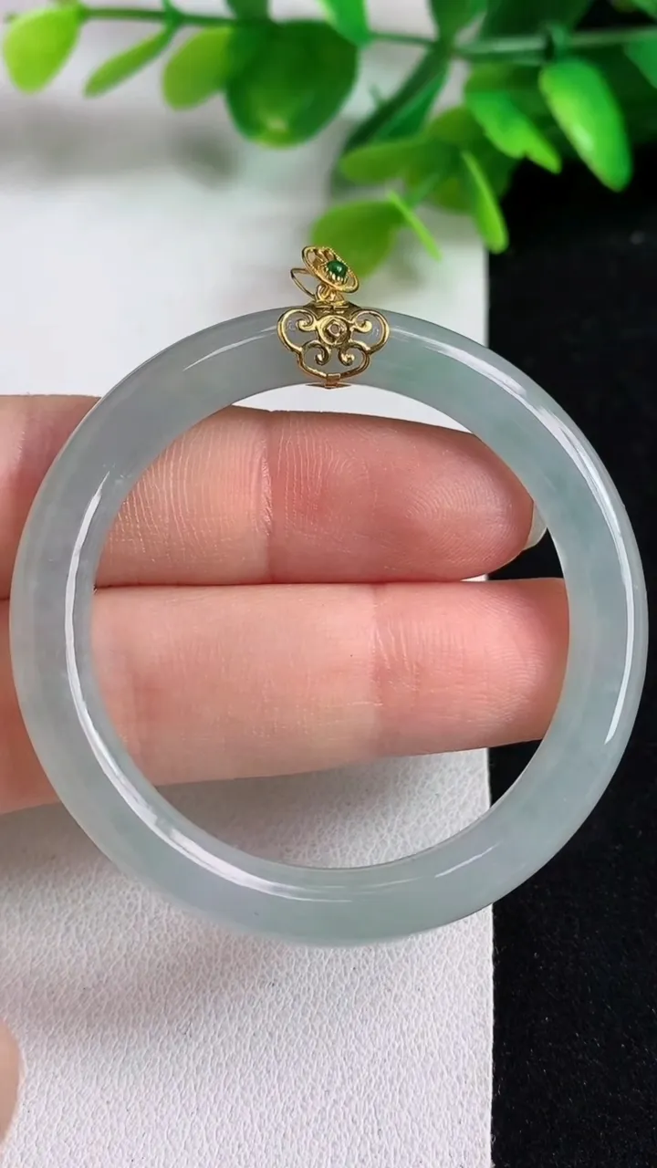 天然A货翡翠白冰平安环吊坠，尺寸50.7-5.8，重量:14.45g
5月10日