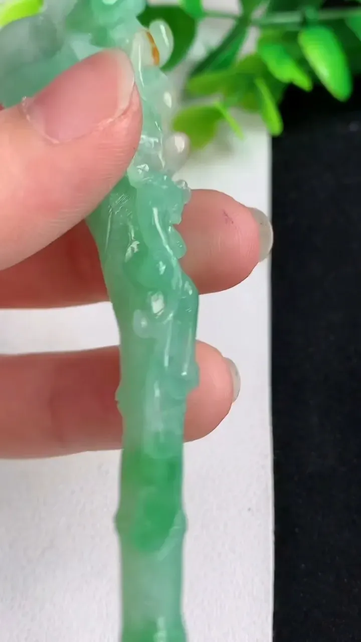 天然A货翡翠双彩烟嘴玉坠，尺寸85-21.4-12，重量:22.07g
5月10日
