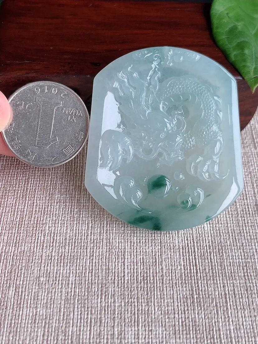 天然A货翡翠飘花龙牌吊坠尺寸52.6×44.5×6m量27.85g 0509