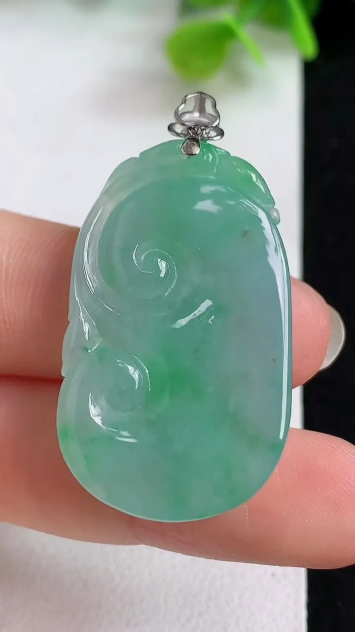 天然A货翡翠如意吊坠，尺寸35-21-7，重量:11.08g
5月10日