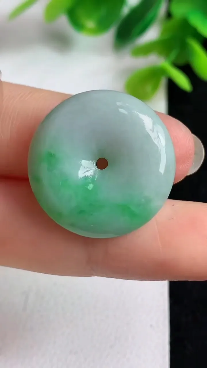 天然A货翡翠平安扣吊坠，尺寸23.2-5.2，重量:5.75g
5月10日