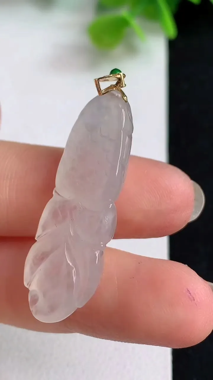 天然A货翡翠白冰年年有余吊坠，尺寸36.4-12.4-6.3，重量:6.00g
5月10日
