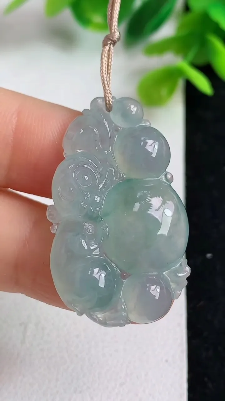 天然A货翡翠飘花生肖猴吊坠，尺寸34.2-20.7-5.6，重量:6.74g
5月10日