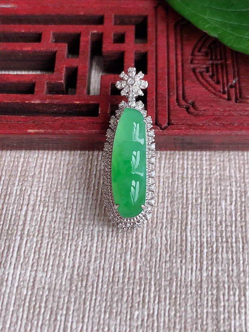 天然A货翡翠18K金伴甜绿四季豆福豆平安豆吊坠尺寸28.2×8.8×8裸石18.2×5.7m量2.23g 0508