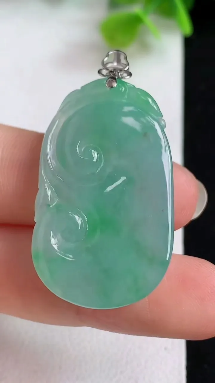 天然A货翡翠如意吊坠，尺寸35-21-7，重量:11.08g
5月10日