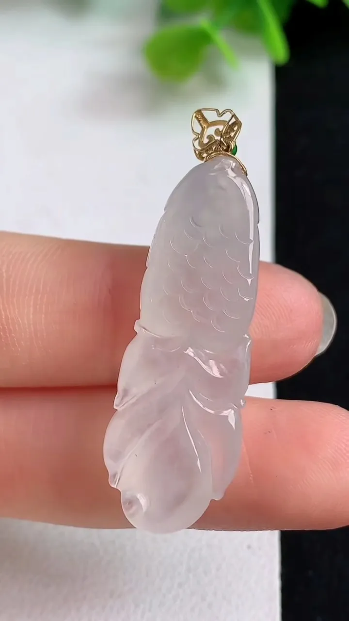 天然A货翡翠白冰年年有余吊坠，尺寸36.4-12.4-6.3，重量:6.00g
5月10日