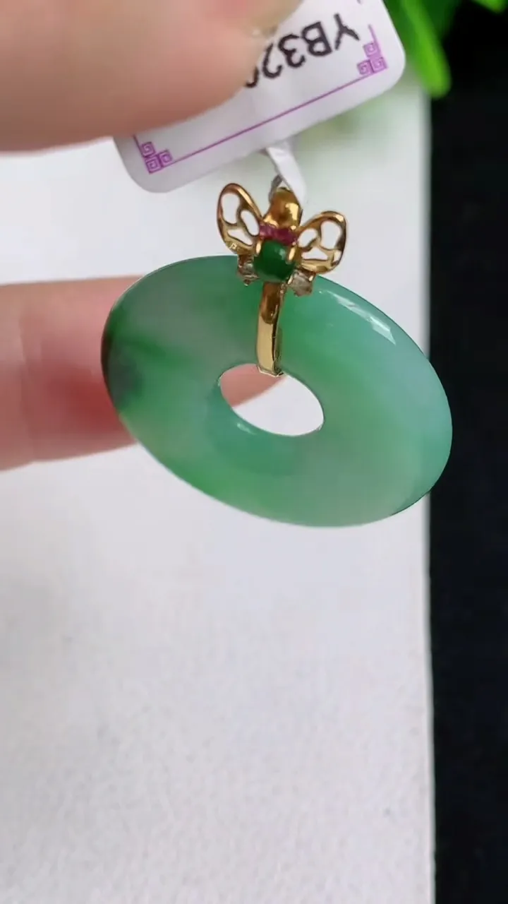 天然A货翡翠平安环吊坠，尺寸24-3.4，重量:4.20g
5月10日